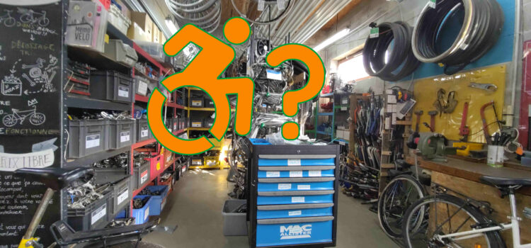 Logo d'une personne en fauteuil roulant avec un point d'interrogation, sur un fond d'étagères de pièces d'occasion