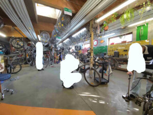 L'atelier animé, peuplé de quelques personnes qui bricolent leur vélo