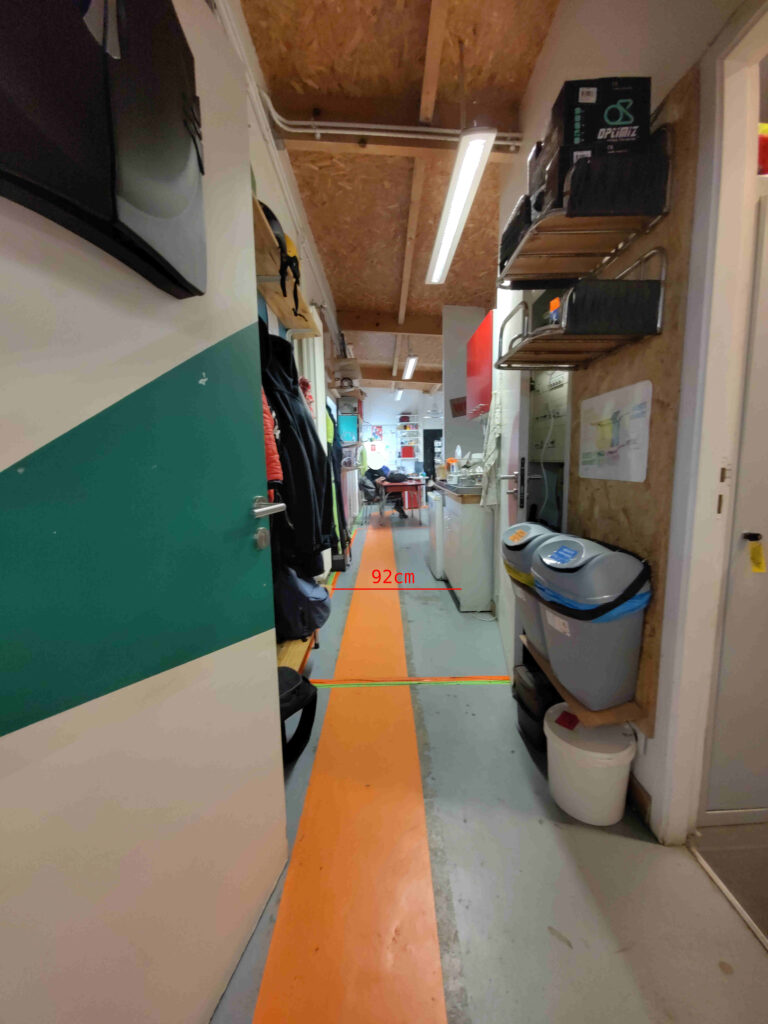 Couloir qui mène aux bureaux et aux toilettes