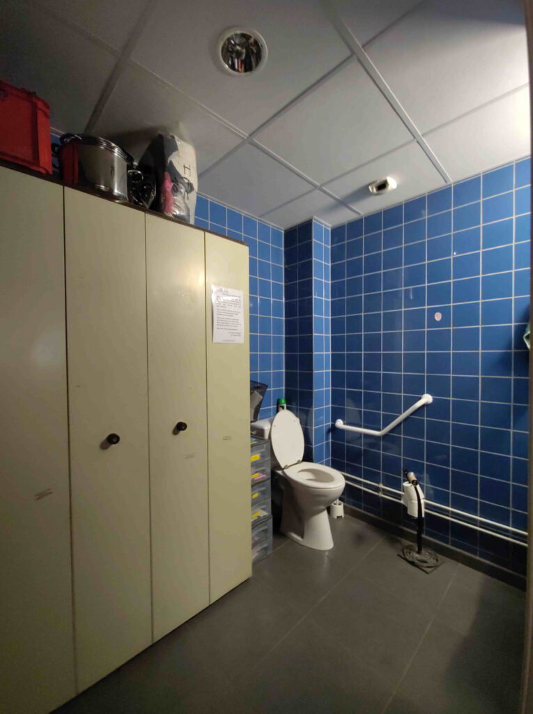 Intérieur des toilettes, avec un rail sur le côté